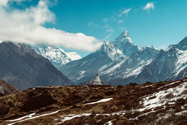 Himalaya güzelliği, ama Dablam manzarası Himalaya, Nepal 'deki Everest Ana Kampı' ndaki patikadan. Himalaya manzarası ve dağ manzarası.