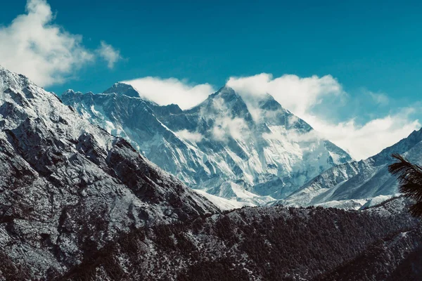 Himalaya dağları Himalaya, Nepal 'deki Everest Sahil Kampı' ndaki patikadan manzaralı. Everest ve Lhotse görünümü.