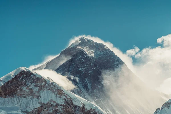Kala Patthar 'dan Everest' in güzel dağ manzarası Himalaya, Nepal 'deki Everest Ana Kampı' ndaki patika yolu. Everest ve Lhotse görünümü.
