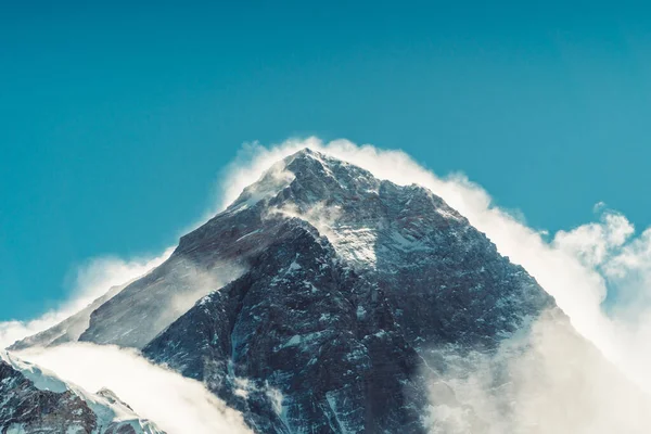 Kala Patthar 'dan Everest' in güzel dağ manzarası Himalaya, Nepal 'deki Everest Ana Kampı' ndaki patika yolu. Everest ve Lhotse görünümü.