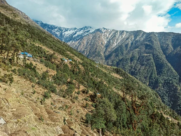 Himalaya, Nepal 'deki Everest Saha Kampı' nda güzel Khumbu vadisi manzarası. Himalaya manzarası ve dağ manzarası.