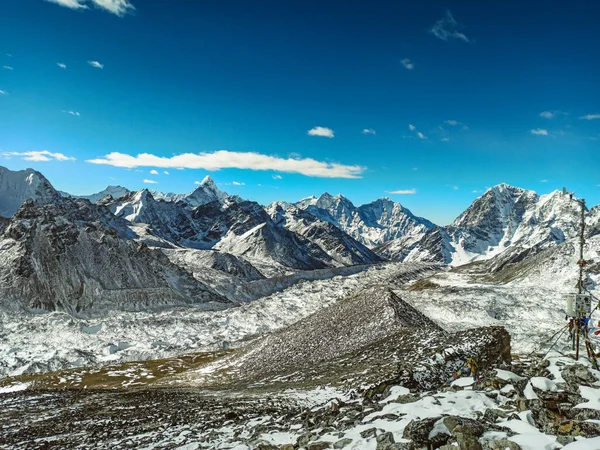 Himalaya, Nepal 'deki Everest Ana Kampı' nda güzel Khumbu buzulları manzarası. Himalaya manzarası ve dağ manzarası.