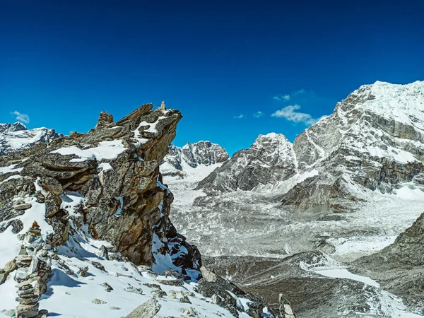 Himalaya, Nepal 'deki Everest Ana Kampı' nda güzel Khumbu buzulları manzarası. Himalaya manzarası ve dağ manzarası.