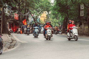 HANOI, VİETNAM - 15 Aralık 2018: Gün boyunca Hanoi 'nin Eski Mahallesi' nin sokak sahnesi. Dar sokakta bir sürü insan ve trafik.