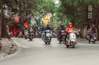 HANOI, VİETNAM - 15 Aralık 2018: Gün boyunca Hanoi 'nin Eski Mahallesi' nin sokak sahnesi. Dar sokakta bir sürü insan ve trafik.