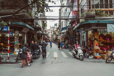 HANOI, VİETNAM - 14 Aralık 2018: Gün boyunca Hanoi 'nin Eski Mahallesi' nin sokak sahnesi. Dar sokakta bir sürü insan ve trafik.