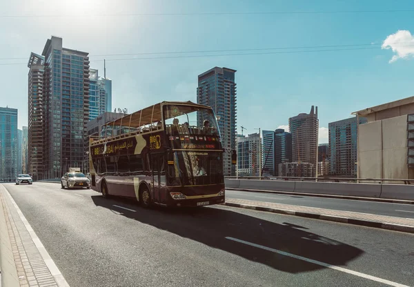 DUBAI, BAE - 12 Aralık 2018: Büyük Otobüs Gezisi, Dubai 'yi gezmek, The Day Tour Dubai Marina' da bir zıplama turu..