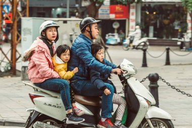 HANOI, VİETNAM - 15 Aralık 2018: Gün boyunca Hanoi 'nin Eski Mahallesi' nin sokak sahnesi. Dar sokakta bir sürü insan ve trafik.