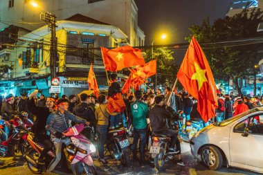 HANOI, VİETNAM - 15 Aralık 2018: Binlerce taraftar, ülkelerinin ASEAN Futbol Federasyonu finalindeki zaferini kutlamak için başkentin sokaklarına akın etti..