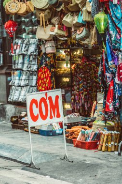 HANOI, VİETNAM - 15 Aralık 2018 Hanoi 'nin Eski Mahallesi. Sokak satıcısı çeşitli geleneksel Vietnam ürünleri satıyor..