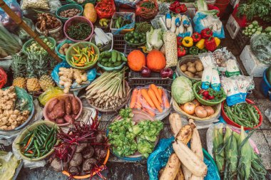 HANOI, VİETNAM - 14 Aralık 2018: Sokak pazarının yerel yaşamı, sokak satıcıları çeşitli meyve ve sebze çeşitleri satıyor