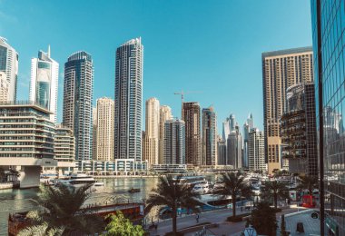 DUBAI, BAE - 12 Aralık 2018 Dubai Marina, Dubai, BAE 'deki modern binalar. Basra Körfezi boyunca 3 kilometre uzunluğundaki yapay kanal kentinde..