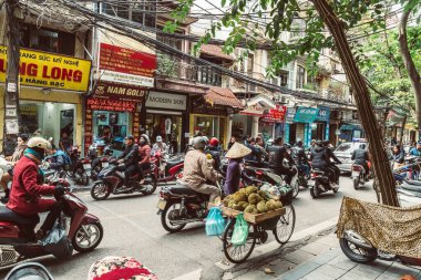 HANOI, VİETNAM - 14 Aralık 2018: Gün boyunca Hanoi 'nin Eski Mahallesi' nin sokak sahnesi. Dar sokakta bir sürü insan ve trafik.