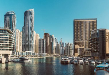 DUBAI, BAE - 12 Aralık 2018 Dubai Marina, Dubai, BAE 'deki modern binalar. Basra Körfezi boyunca 3 kilometre uzunluğundaki yapay kanal kentinde..