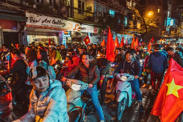 HANOI, VİETNAM - 15 Aralık 2018: Binlerce taraftar, ülkelerinin ASEAN Futbol Federasyonu finalindeki zaferini kutlamak için başkentin sokaklarına akın etti..