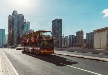 DUBAI, BAE - 12 Aralık 2018: Büyük Otobüs Gezisi, Dubai 'yi gezmek, The Day Tour Dubai Marina' da bir zıplama turu..
