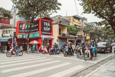 HANOI, VİETNAM - 14 Aralık 2018: Gün boyunca Hanoi 'nin Eski Mahallesi' nin sokak sahnesi. Dar sokakta bir sürü insan ve trafik.