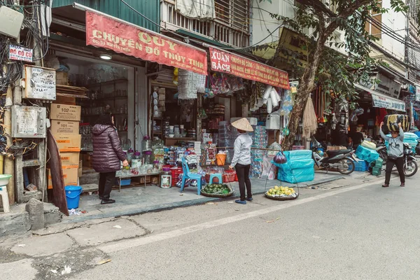 HANOI, VİETNAM - 14 Aralık 2018 Hanoi 'nin Eski Mahallesi. Sokak pazarının yerel yaşamı, sokak satıcıları çeşitli meyve ve sebze çeşitleri satıyor.