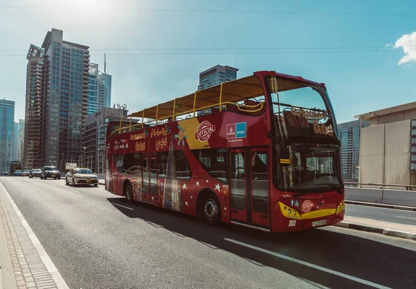 DUBAI, BAE - 12 Aralık 2018: Büyük Otobüs Gezisi, Dubai 'yi gezmek, The Day Tour Dubai Marina' da bir zıplama turu..
