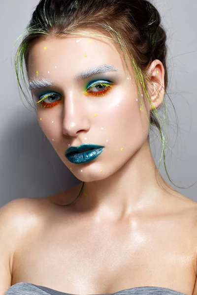 Jong Meisje Met Creatieve Multi Gekleurde Make Felle Neonkleuren Turquoise — Stockfoto