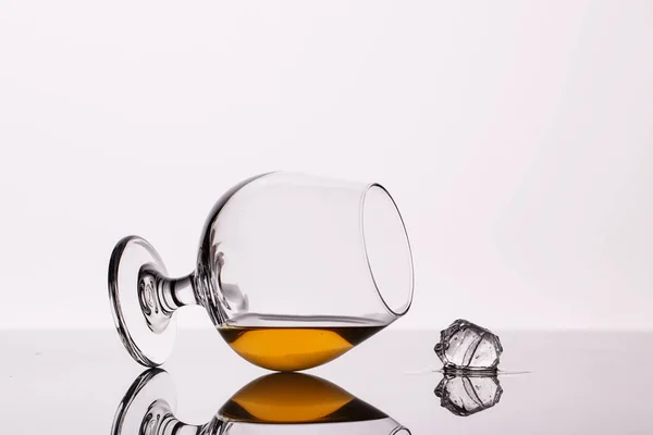 ブランデーとガラスに反射していずれかのガラス アルコール飲料のガラスでの組成物 スタジオでの食べ物の写真 — ストック写真