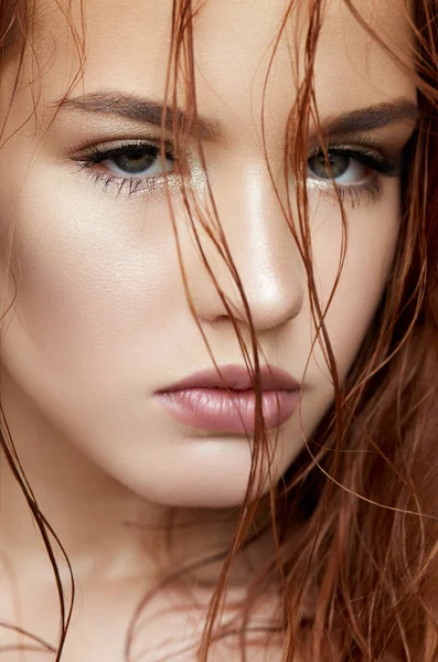 Junges Mädchen Auf Sanfte Weise Und Rote Haare Schönes Modell — Stockfoto