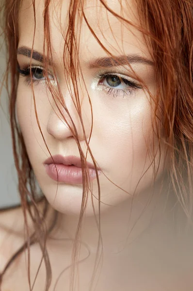 Молодая Девушка Нежной Манере Рыжие Волосы Красивая Модель Сияющей Кожей — стоковое фото