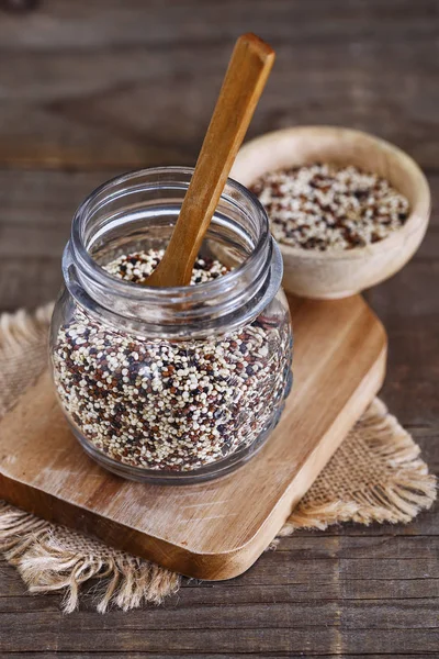Zwart Rode Witte Quinoa Gries Een Glazen Pot Rustieke Achtergrond — Stockfoto