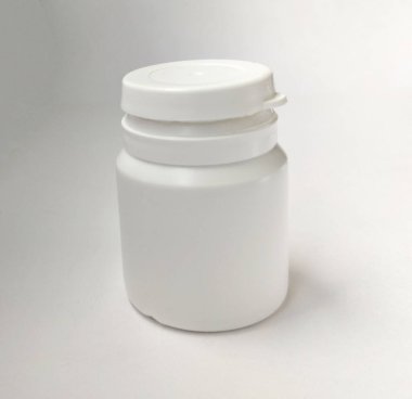 İlaçlar için küçük beyaz plastik bir şişe. Şablonu Uygula. Beyaz arkaplanda izole edilmiş kavanoz.