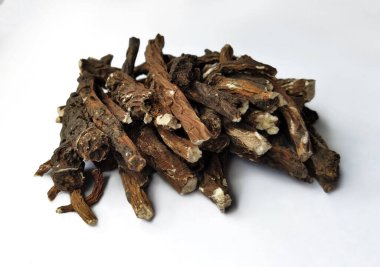 Beyaz arka planda karahindiba kökleri. Bitkisel ilaçlar. Bir sürü sopa, tıbbi bitki ve kemirgenler için tedavi