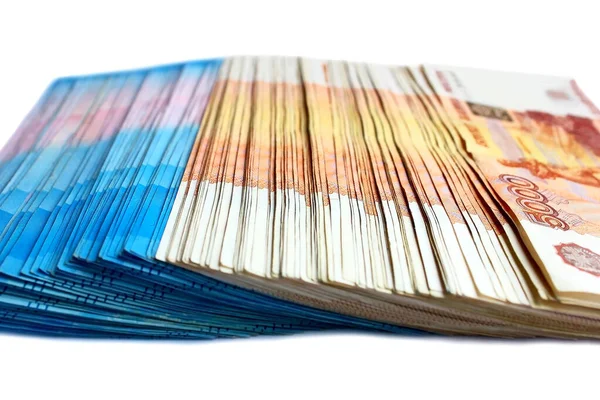 Beyaz arka planda Rus para faturaları. 2000 'lik nominal değer paketi. İki bin, beş bin ruble..