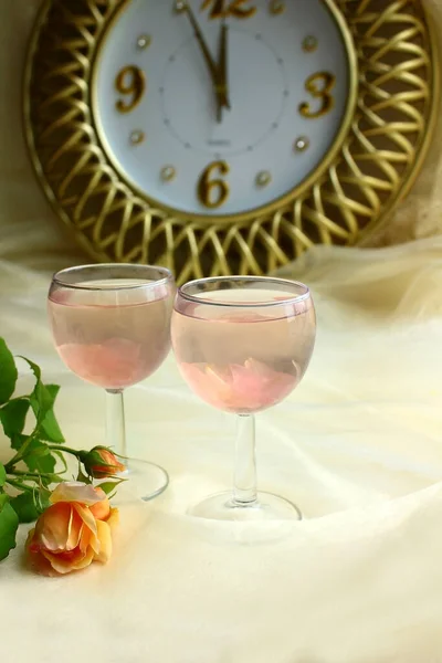 Due Bicchieri Cocktail Rosa Una Bevanda Champagne Orologio Oro Cinque — Foto Stock