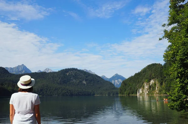 Meisje op het meer in de Alpen — Stockfoto