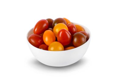 Beyaz arka planda izole edilmiş, kırpma yolu olan beyaz bir kasede servis edilen farklı domatesler..