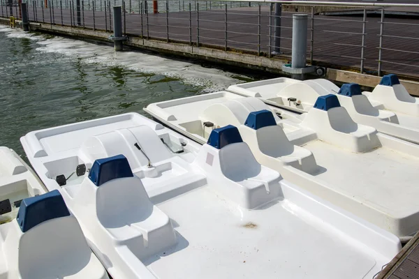 Pedalo Blanc Pédalos Verrouillé Marina Lac Gros Plan — Photo