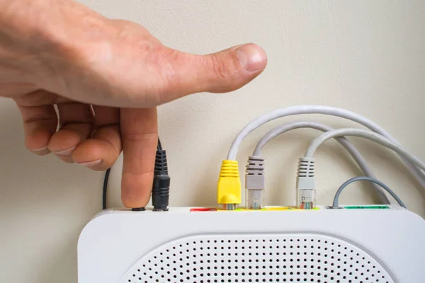 Kablosuz Ethernet Modem Yönlendiricisini Sıfırla Modem Kapatma Düğmesindeki Insan Parmağını - Stok İmaj