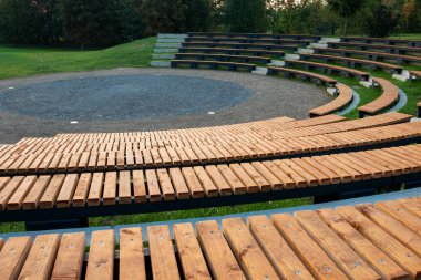 Şehir parkındaki gösteriler için güzel bir park yeri ve amfi tiyatro..