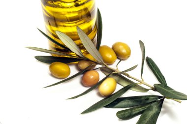 Şeffaf bir şişe zeytinyağı. Zeytin Zeytin var. Beyaz bir arka plan üzerinde