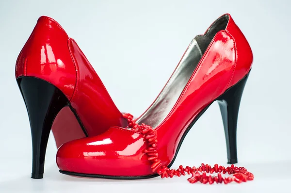 Zapatos Lacados Rojo Con Cuentas Coral Aisladas Sobre Fondo Blanco —  Fotos de Stock