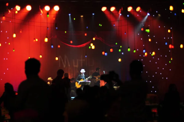 Festival performansını bir müzik grubu üzerinde bir çalışma şirket.