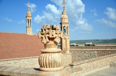 Mardin İli, Güney Doğu Türkiye Midian Manastırı, Mor Gabriel Manastırı Çan Kulesi yakınında bulunmaktadır