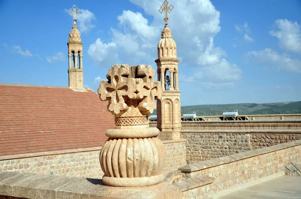 Mardin İli, Güney Doğu Türkiye Midian Manastırı, Mor Gabriel Manastırı Çan Kulesi yakınında bulunmaktadır