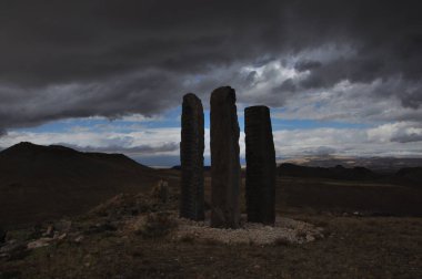 Modern bir taş binada. Kapadokya'da yerleştirin. Kırsal manzara görünümü.