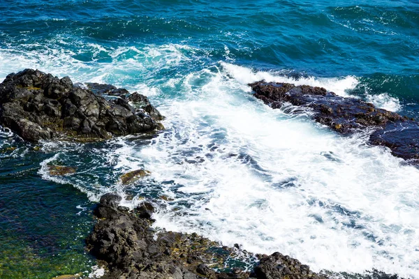 Coasta Mării Albastre Valuri Ţărm Stâncos Mare Neliniștită — Fotografie, imagine de stoc