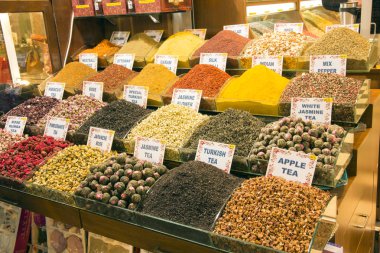 Çeşitli baharatlar ve çeşniler üzerinde sayaç, oryantal çarşı. Geniş bir ürün yelpazesi.