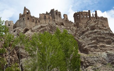 Hoshap, resmi adı Guzelsu Van, Gurpnar bölgesi, Van ili, Doğu Anadolu, Türkiye'de bulunan Hoshap Köyü içinde büyük bir ortaçağ kalesi kalesidir.