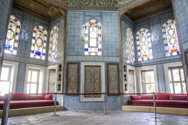 Konuklar ve Topkapı Sarayı nda çay için yer. İstanbul Şehir Müzesi.