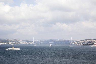 Boğaz. Boğaz köprüsünü uzaktan görülür. Yer Istanbul, Türkiye