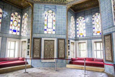 Misafirlere çay alımı için oda müzede. Topkapı Müzesi Istanbul'da.