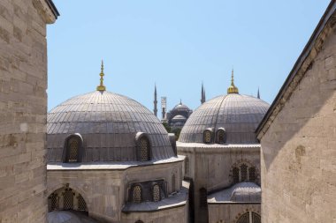 St. Sophia Katedrali kubbe üzerinde penceresinde görüntüleyin. Uzaktan, Mavi Camii Sultan Ahmet görülür. Konumu Istanbul, Türkiye